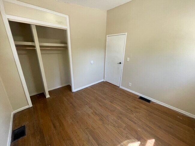 Building Photo - 504 Pixley St