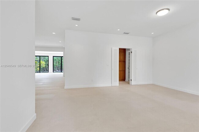 Building Photo - 950 Bayamo Ave