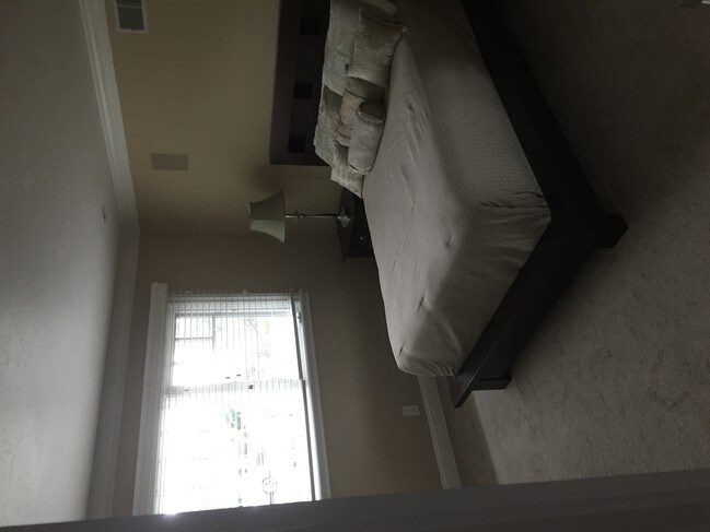 Large room - 1009 Sycamore Dr