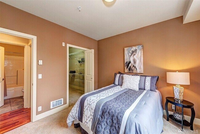 Building Photo - 410 NE 70th St