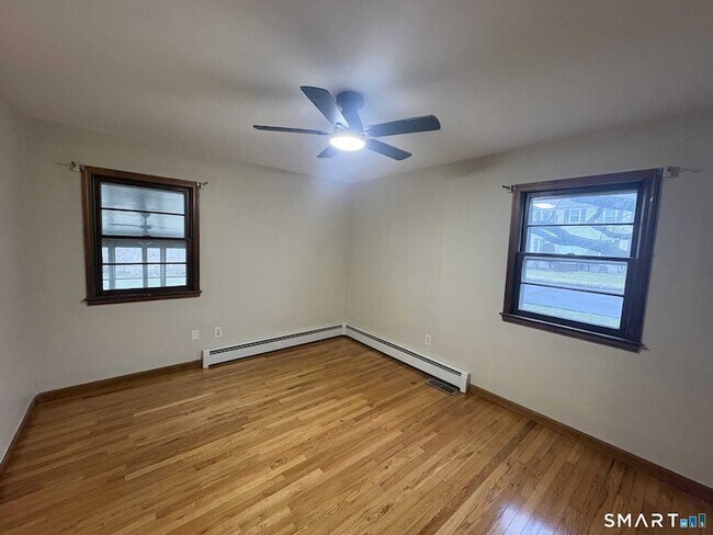 Building Photo - 16 Raymond Rd