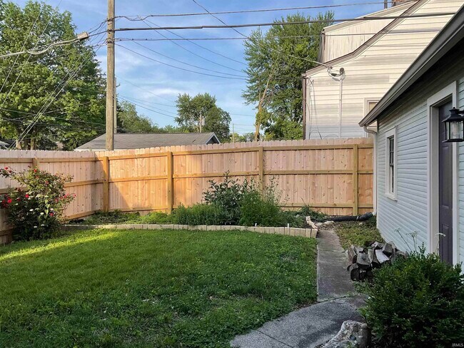 Building Photo - 3621 Hoagland Ave