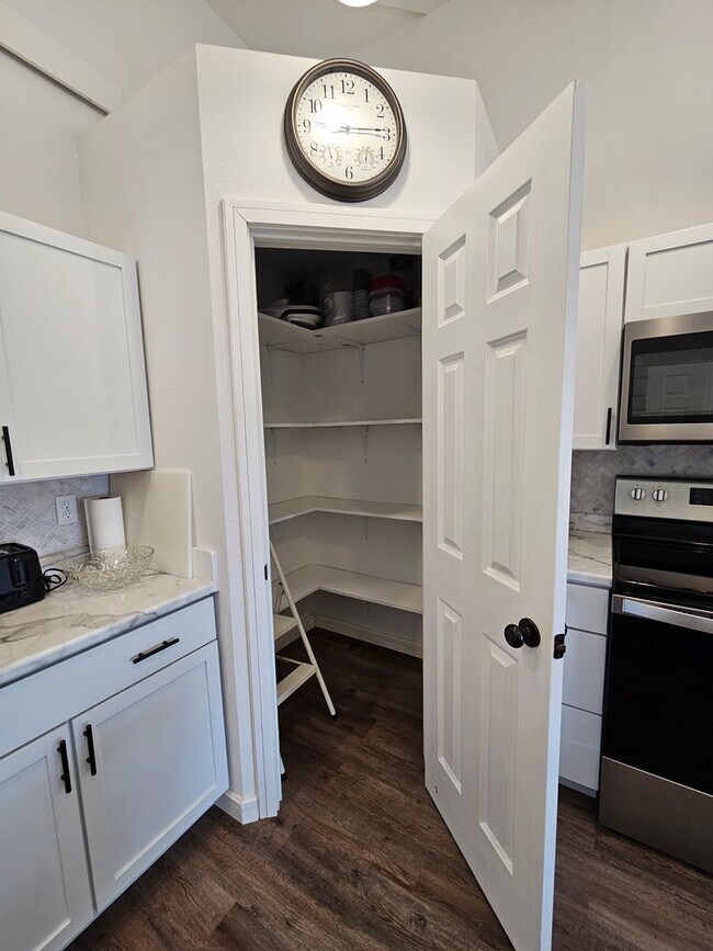 Building Photo - 1 BED | PLUS LOFT AREA | 1.5 BATH | FURNIS...