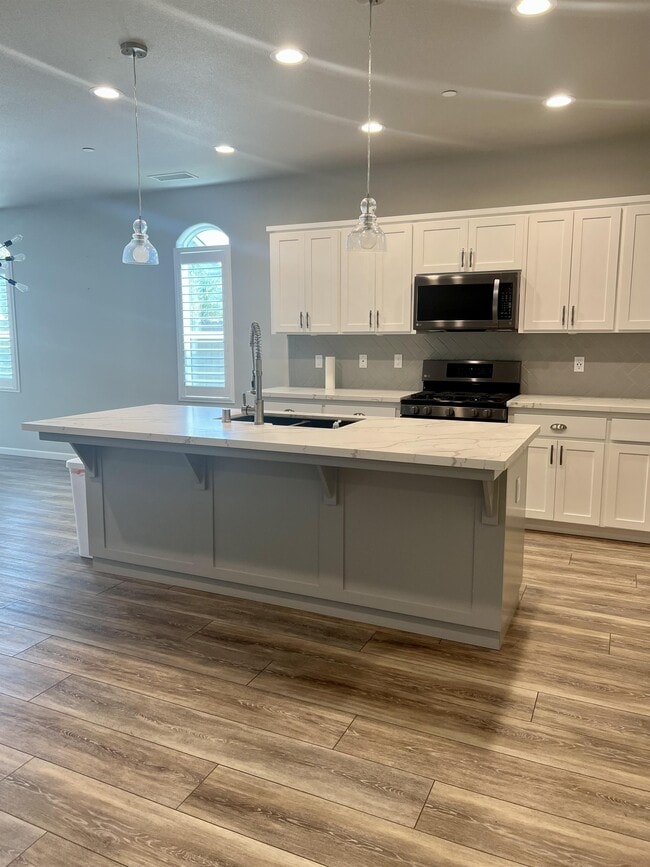 Building Photo - 233 Karen Ave