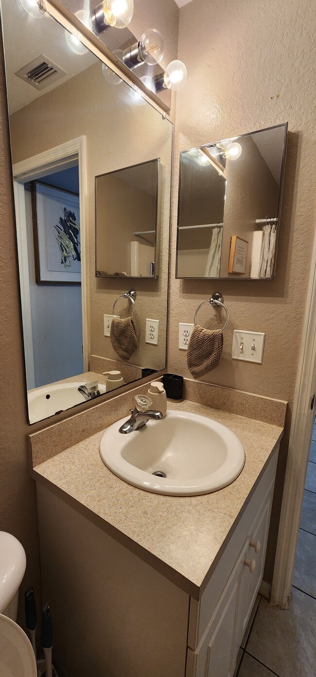 Building Photo - Pink 45th