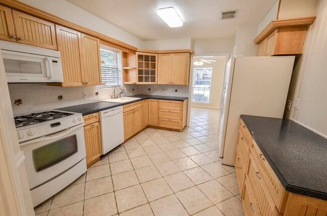 Building Photo - 25602 Oakhurst Dr