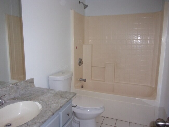 Building Photo - Beautifully Updated 2 Bedroom 2 Bath Townhome Minutes to Downtown Rock Hill