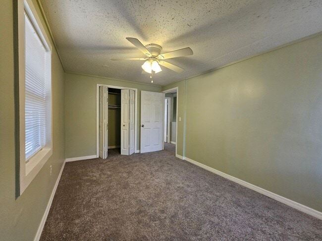 Building Photo - Welcome to a beautifully remodeled 2-Bedroom, 1-Bath in Mascotte, Florida, where modern comfort m...