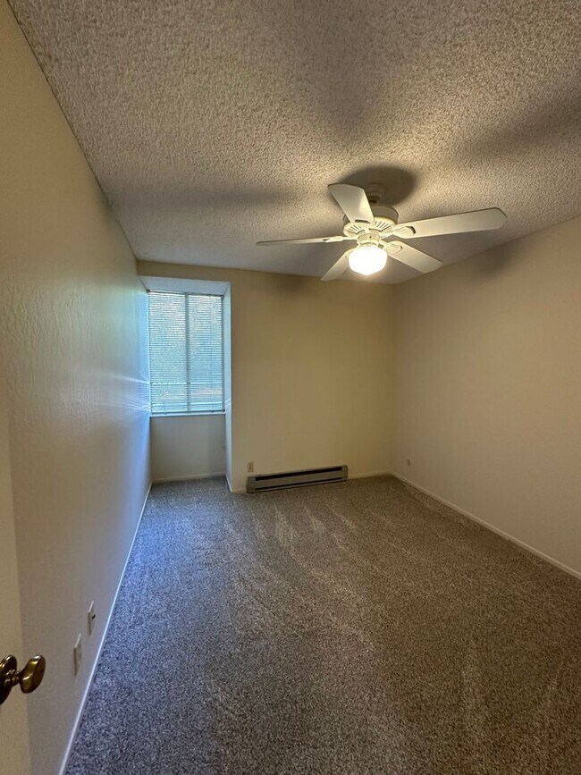 Building Photo - 2 bedroom, 1 bath condo in Mountain View