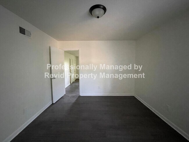 Building Photo - SECTION 8 ACCEPTED