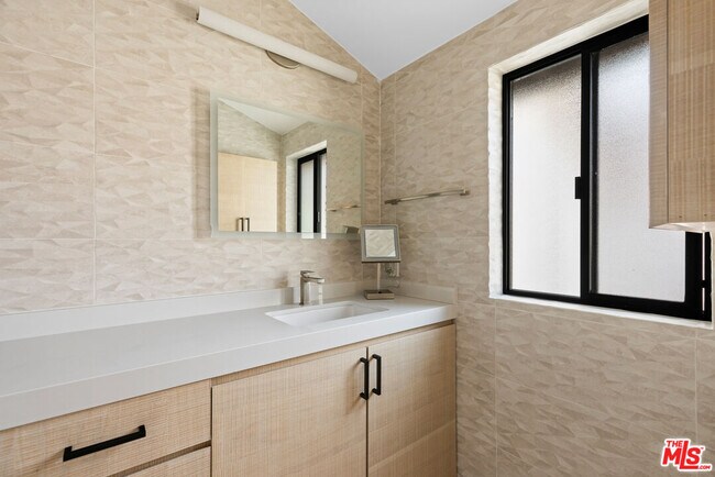 Building Photo - 1549 Palisades Dr