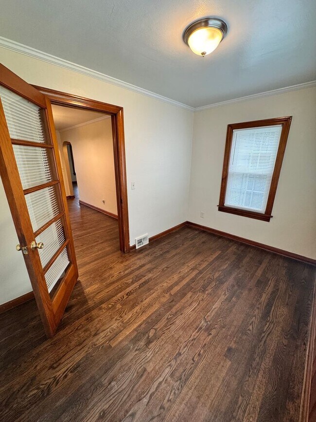 Building Photo - 212 E Kline St