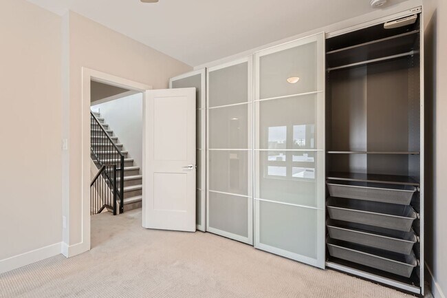 Building Photo - GORGEOUS TOWNHOUSE IN RiNo