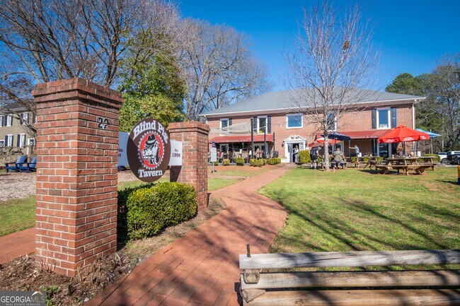 Building Photo - 105 Cedar Dr