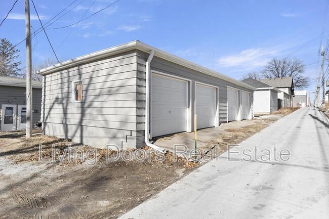 Building Photo - 348 S 5th St