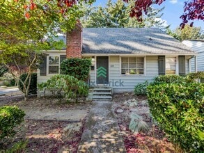Building Photo - 5 BED & 2.5 BATH SINGLE FAMILY HOUSE FOR RENT