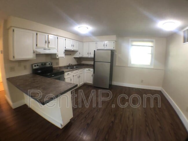 Building Photo - 303 S Oak St