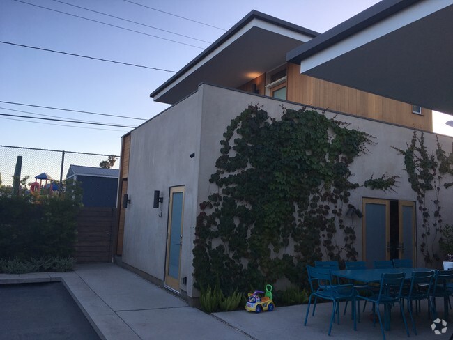 Private Modern Studio - 838 25th St
