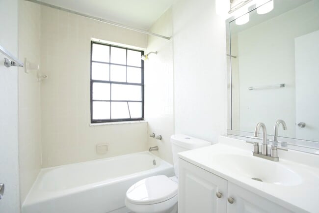 Building Photo - 2646 Riverside Dr