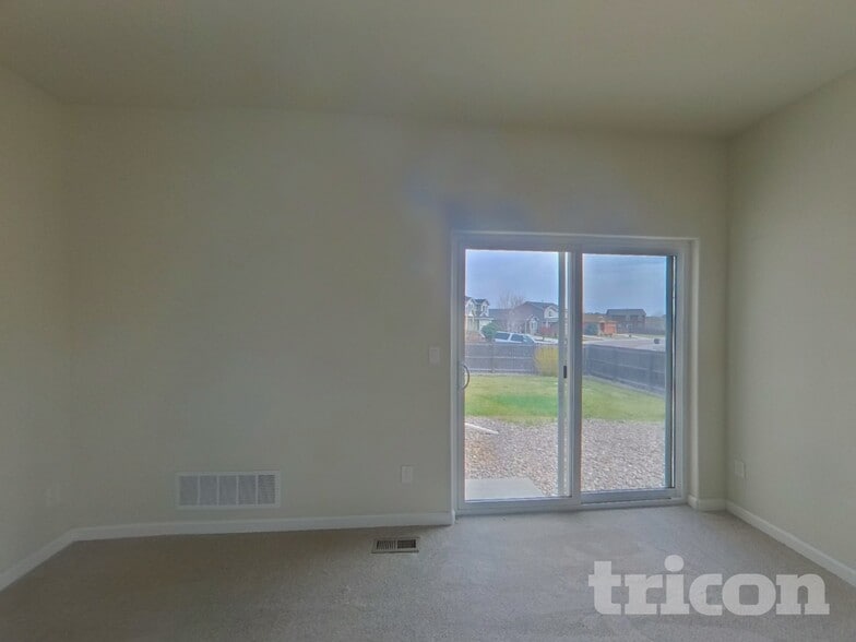 Building Photo - 6585 Kearsarge Dr