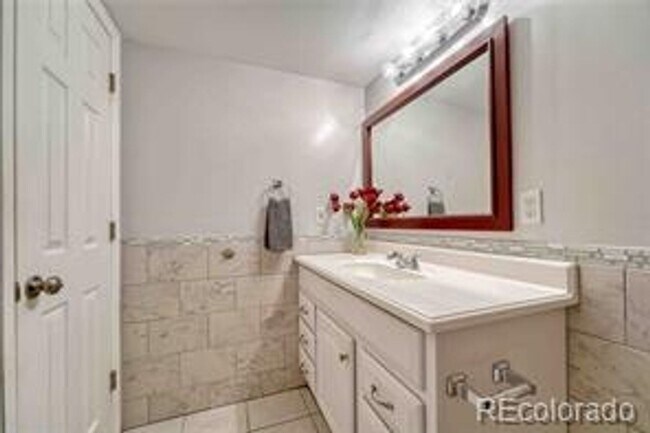 Building Photo - Charming 1BR Condo in Lakewood