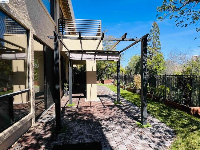 Building Photo - 3089 Lakemont Dr