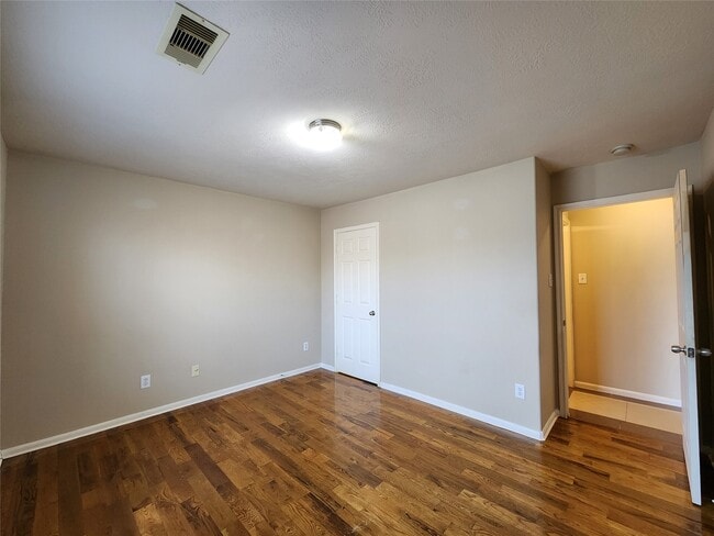 Building Photo - 11111 Valley Kings Dr