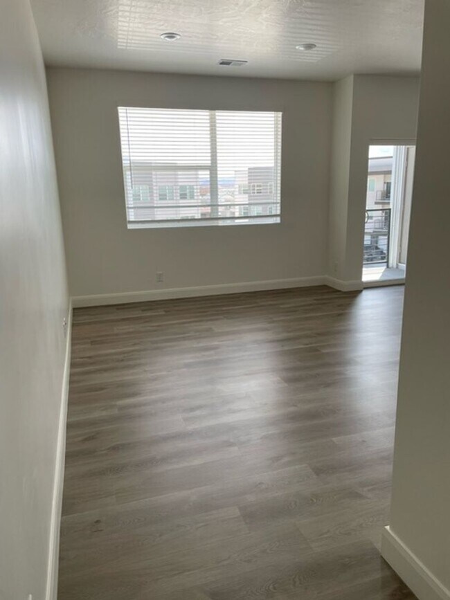 Building Photo - 3 Bedroom Condo in Desert Color with Flexible 6-12 Month Lease