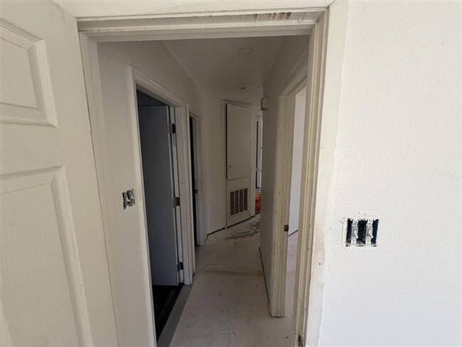 Building Photo - Large 3/2 with attached garage