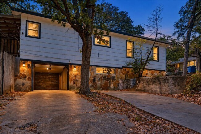 Building Photo - 1201 Loma Dr