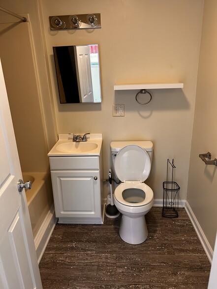 Tub/shower combo - 2007 Main St