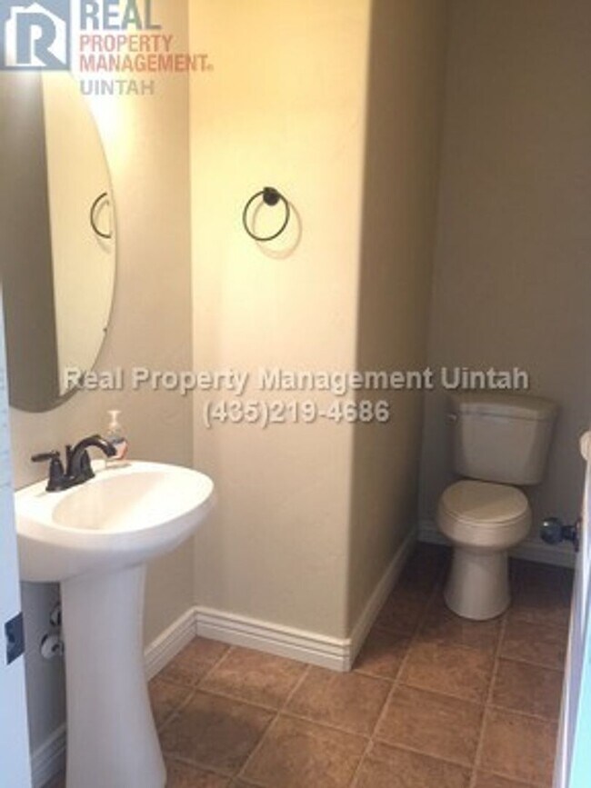 Building Photo - 3 bed 2.5 bath townhome in Fox Run