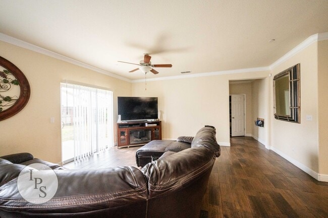 Building Photo - Sanger Home, 4BR/3BA, Near HighSchool + Parks -  Large Side Lot Included