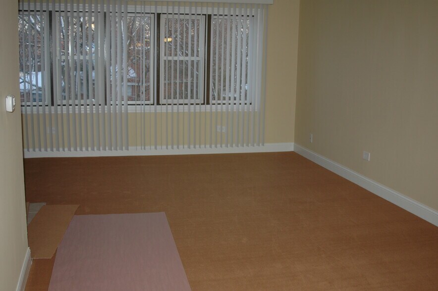 Building Photo - 826 E Capri Dr