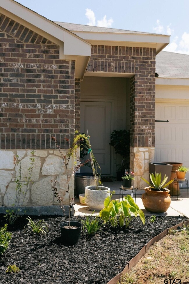 Building Photo - 203 Parker Oaks Dr