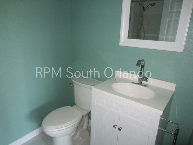 Building Photo - Great location!