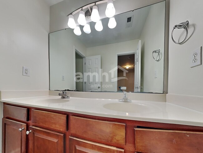 Building Photo - 10 Oakville Ct