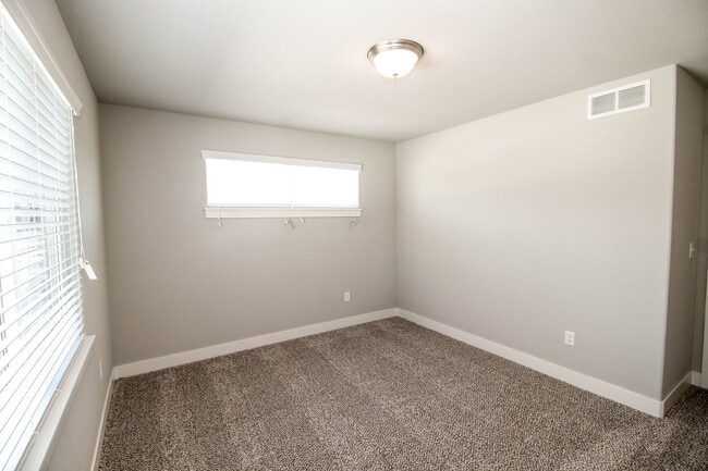Building Photo - Beautiful 2 bed 2.5 Bath Townhome in West Greeley Available Early June!