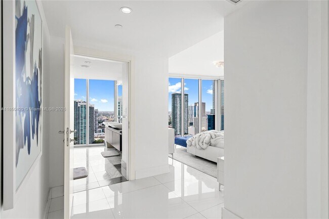 Building Photo - 200 Biscayne Blvd Way