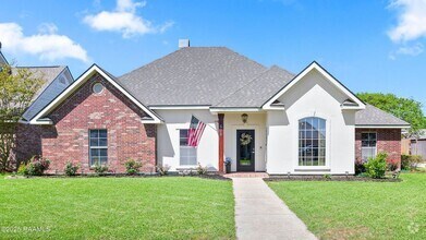 Building Photo - Beautifully updated 4-bedroom, 3-bath prop...