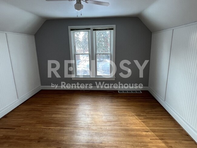 Building Photo - 4BD/2BA in Newport Available Now!