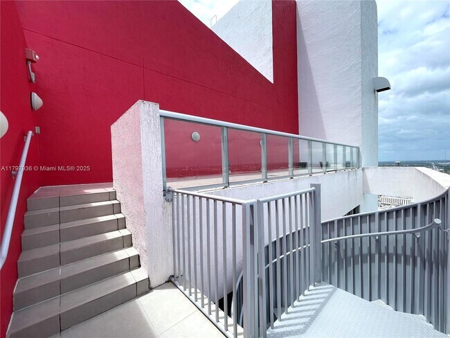 Building Photo - 2600 E Hallandale Beach Blvd