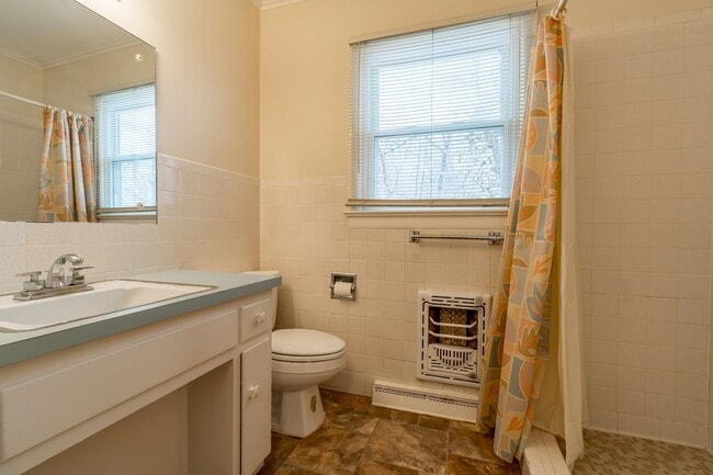 Building Photo - Adorable 3BR home on 1.65 Acre Park-Like S...