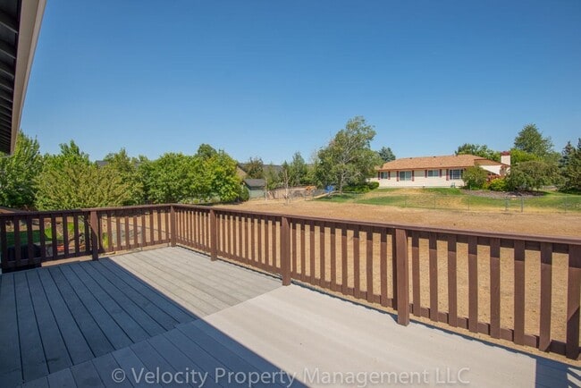 Building Photo - Immaculate Bend Home!