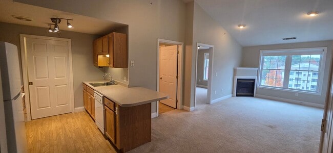 Building Photo - PENDING - 2 Bedroom 2 Bath Unit-Available Now!
