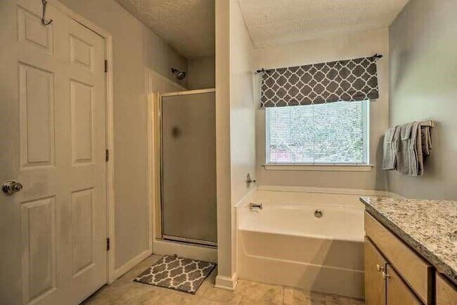 Building Photo - 483 Oak Dr SE