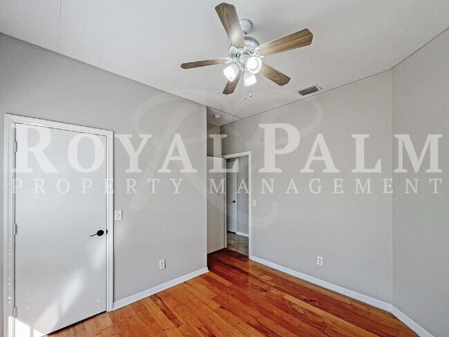 Building Photo - 906 Alfreda Ave