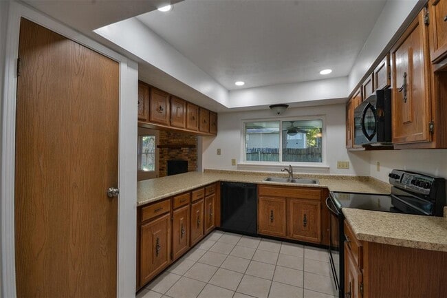 Building Photo - 3210 River Valley Dr
