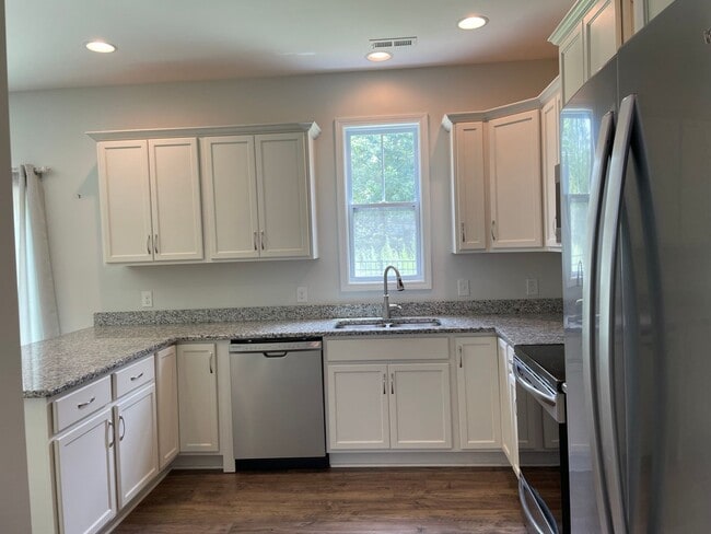 Building Photo - Like new home on cul-de-sac lot with 3 bed...