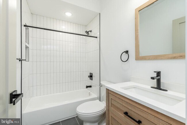 Building Photo - 608 S American St